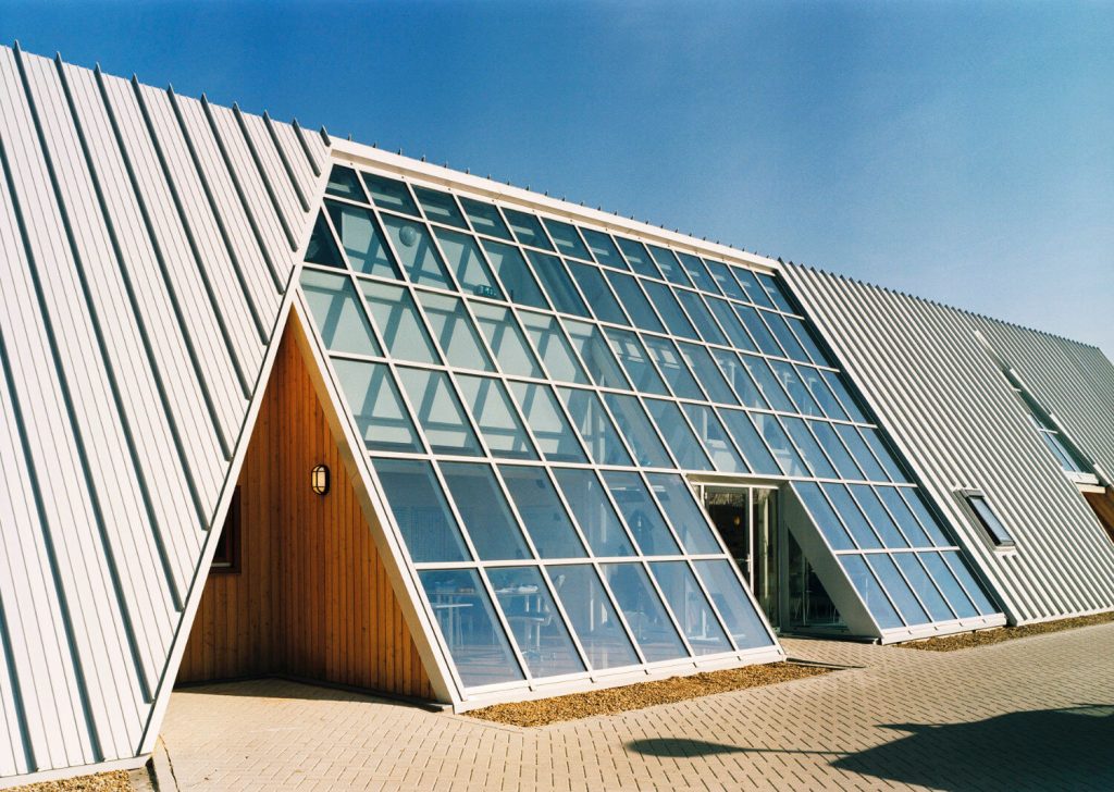 nieuwbouw Dierenasiel Hoofddorp - aluminium, larikshout en glas