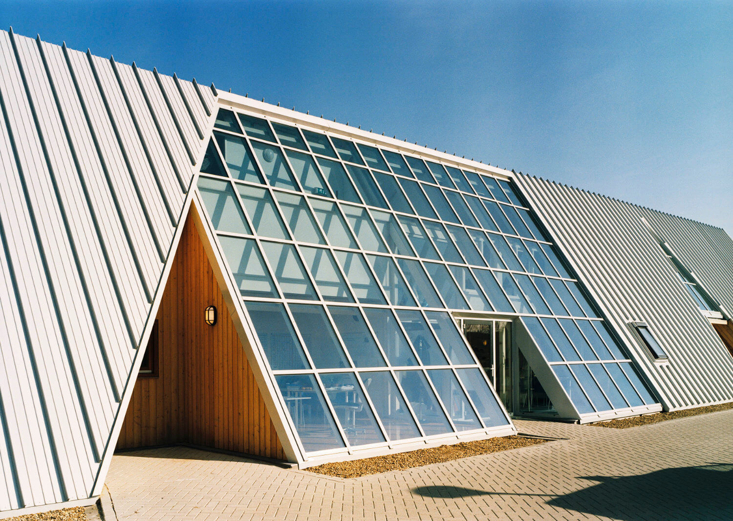 nieuwbouw Dierenasiel Hoofddorp - aluminium, larikshout en glas