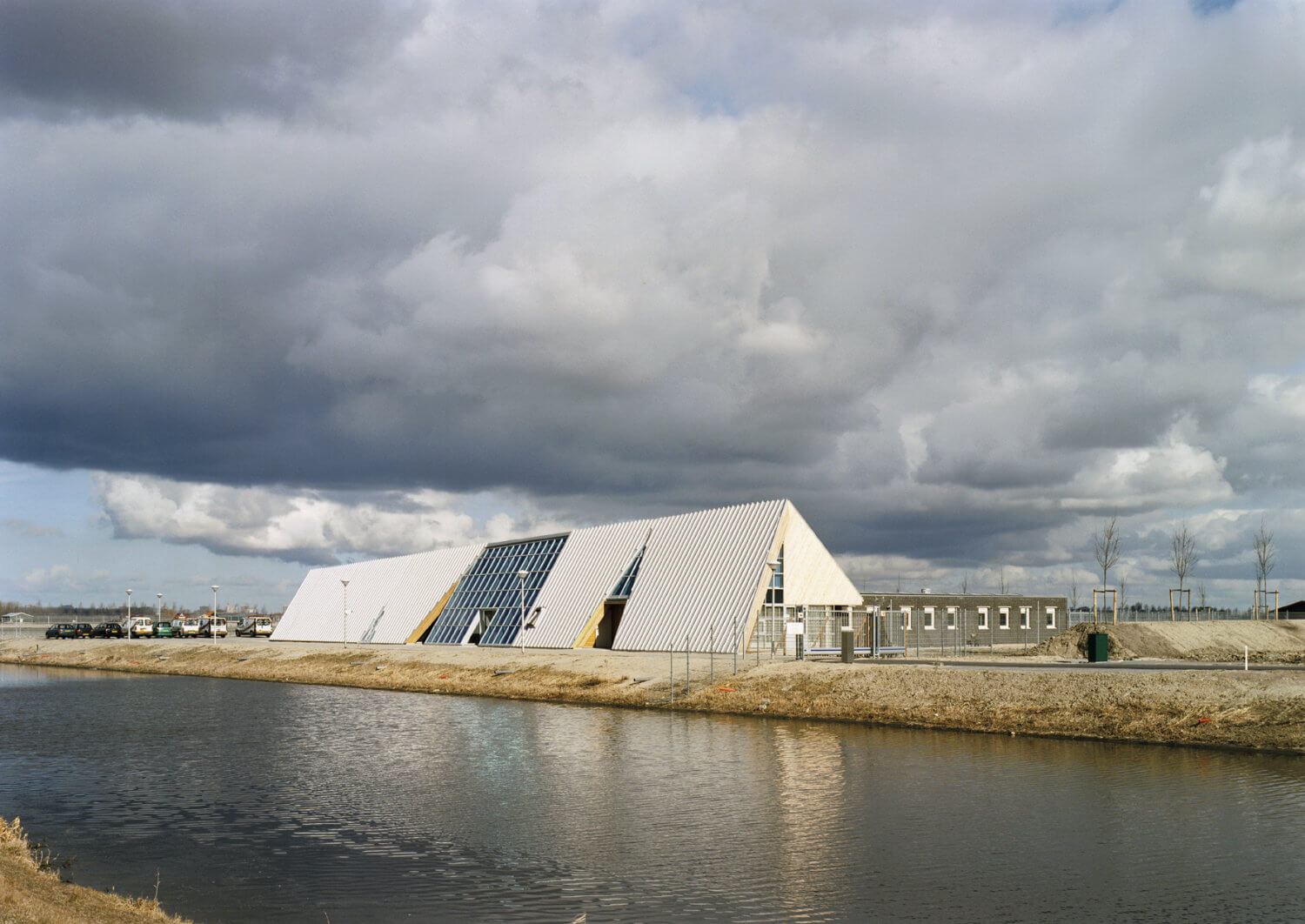 nieuwbouw Dierenasiel Hoofddorp - aluminium, larikshout en glas