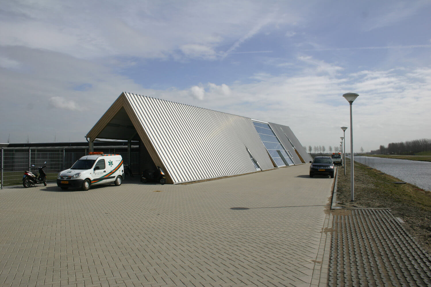 nieuwbouw Dierenasiel Hoofddorp - aluminium, larikshout en glas