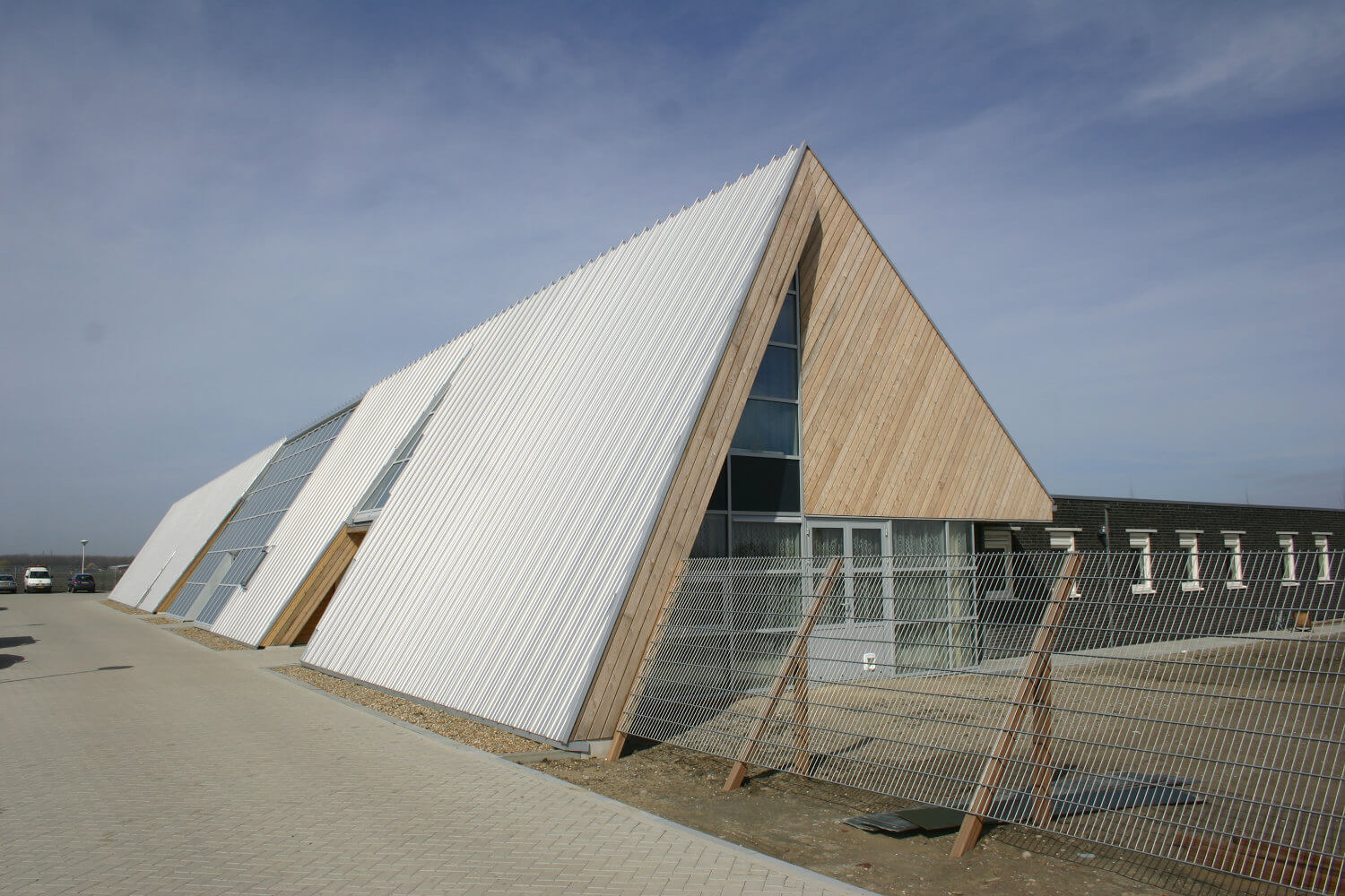 nieuwbouw Dierenasiel Hoofddorp - aluminium, larikshout en glas